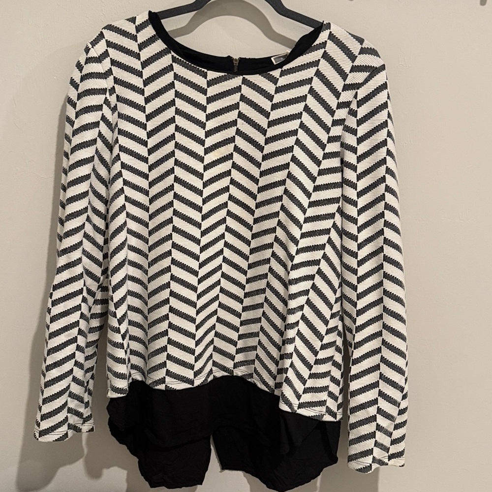 Pleione Top Black White Geometric Print Long Sleeve Layered Crewneck W Zip Back